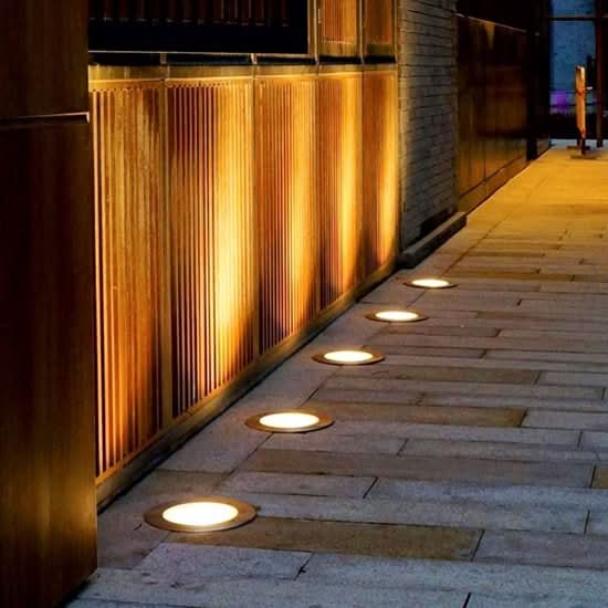 Lisslune | Deluxe Wireless Solar Garden Lights – 8 LED Lamps