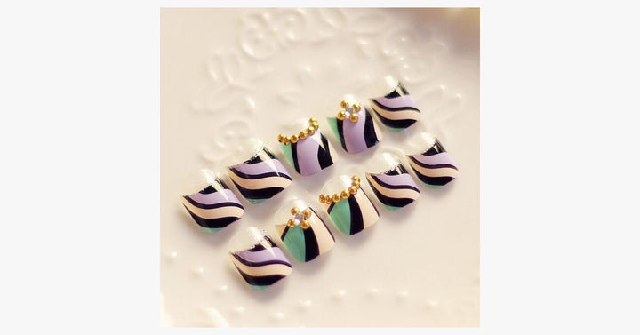 Lisslune | Double Striped Artificial Nails