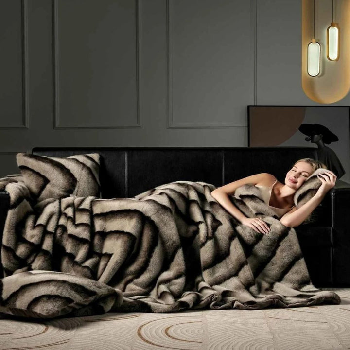 Lisslune | Ruched Synthetic Rabbit Fur Blanket