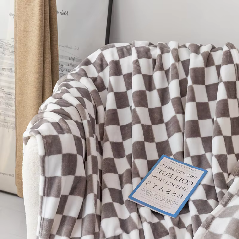 Lisslune | Stylish blanket in checkered pattern for your home