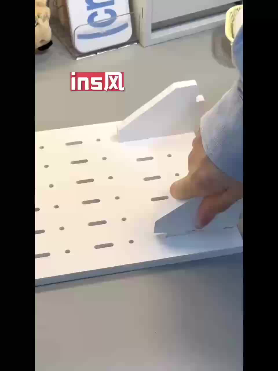 Lisslune | Ein Set aus bohrlosem Nagelbrett-Lagerset (einschließlich Zubehör) Multifunktionaler Desktop-Organizer, geeignet für Schlafsaal, Büroaufbewahrung, einfach zu installieren Hochwertige PVC-Holz-Kunststoff-Platte, praktisches Regal, Loc