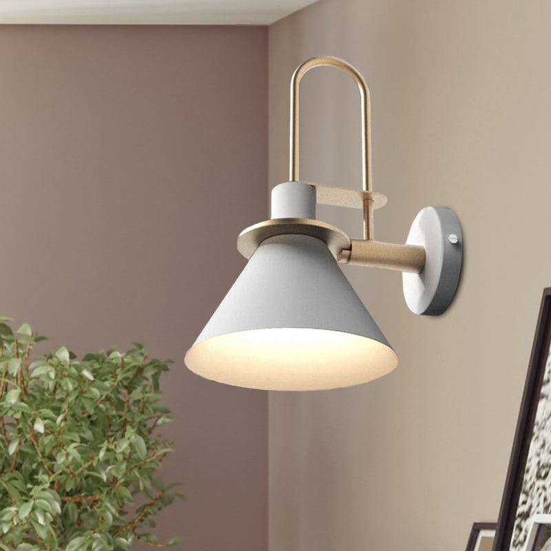Skørter | 1-Light Wall Lamp Antique Cone Metal Wall Mount in White/Black/Green with Handle for Nightstand