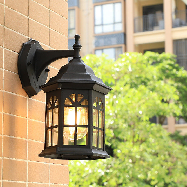 Skørter | 1-Head Castle Wall Light Country House White/Black/Brass Aluminum Wall-Mounted Lamp with Clear Glass Shade