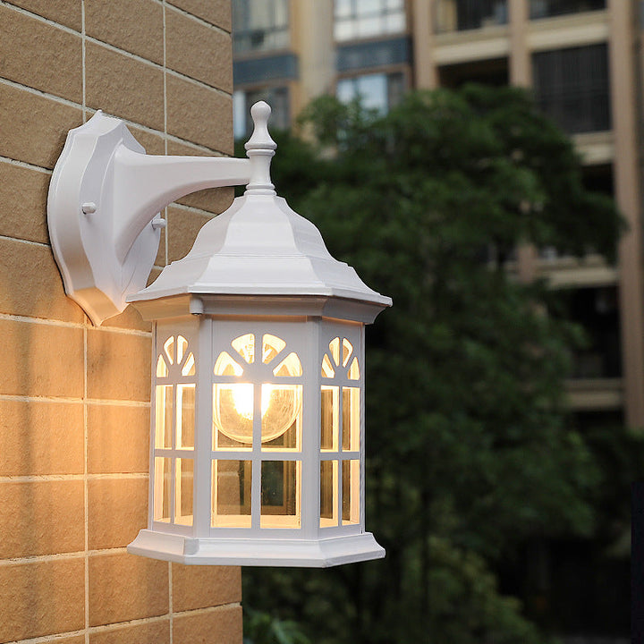 Skørter | 1-Head Castle Wall Light Country House White/Black/Brass Aluminum Wall-Mounted Lamp with Clear Glass Shade