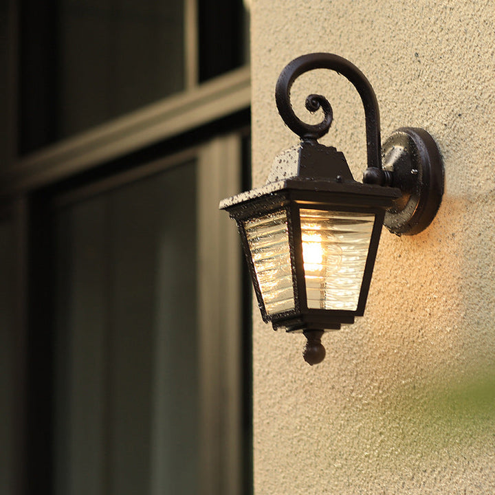 Skørter | 1 Light Wall Lamp Rustic Outdoor Wall Light with Glacier Prismatic Glass Shade in Black