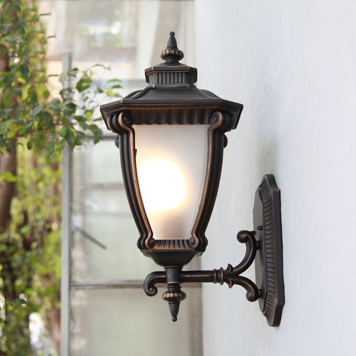 Skørter | Farmhouse urn wall lamp with 1 fixture, transparent glass wall lamp in black