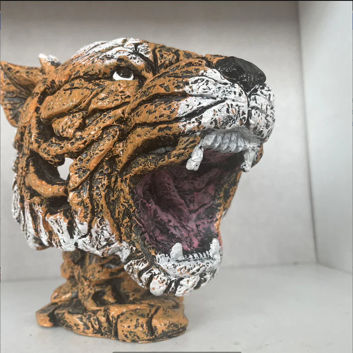 Lisslune | Life-like gorilla figure made of resin for decoration