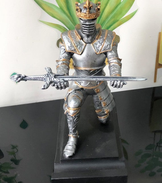 Lisslune | knight pen holder