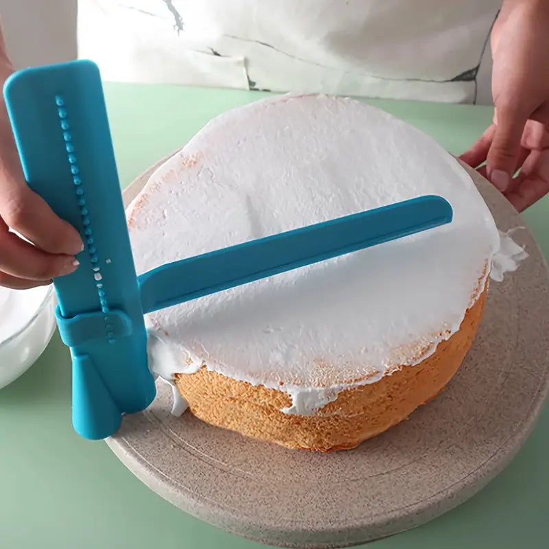 Lisslune | Cake smoothing tool for even spreading and decorating of cakes