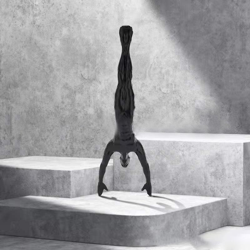 Lisslune | Climbing wall hanging statues