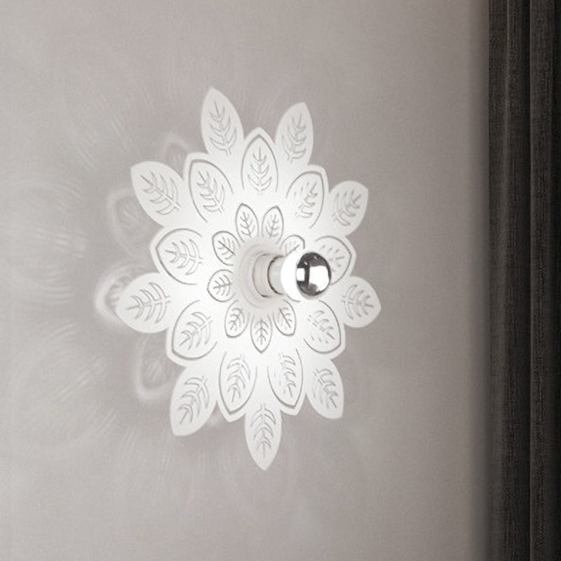 Skørter | Leaf-shaped Iron Wall Light Nordic 1 Light White LED Wall Mount Lamp for Living Room