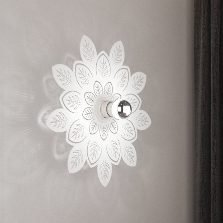 Skørter | Leaf-shaped Iron Wall Light Nordic 1 Light White LED Wall Mount Lamp for Living Room