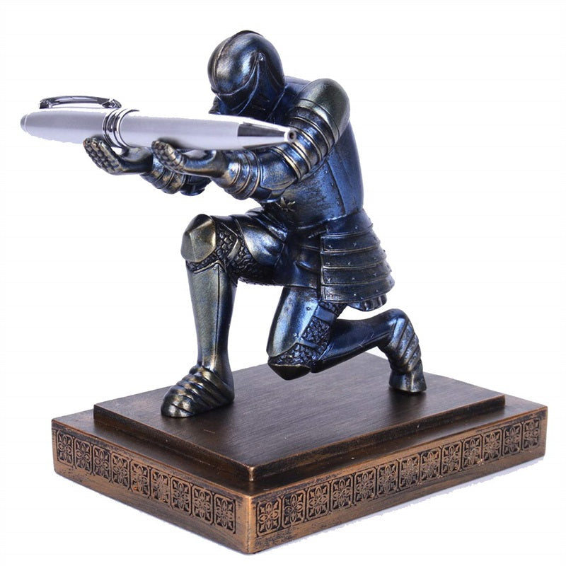 Lisslune | knight pen holder