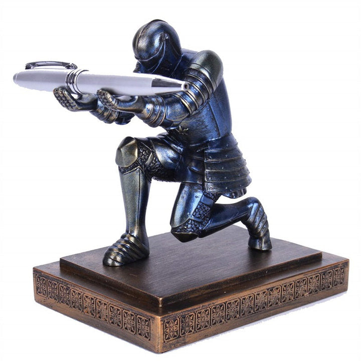 Lisslune | knight pen holder