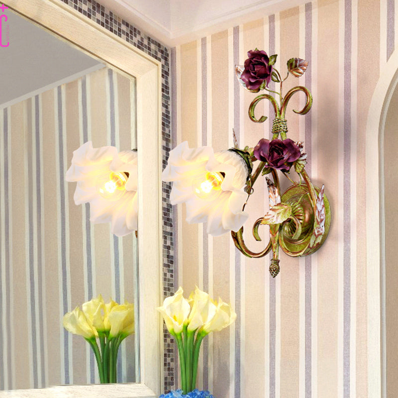Skørter | Cream Glass Green Wall Lamp Wave Shaped 1 Light Korean Flower Sconce Lamp with Heart Shaped Arm