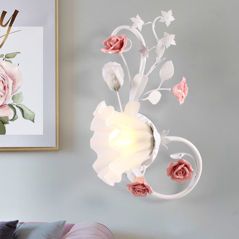 Skørter | Countryside Scalloped Wall Light 1 Lamp White Glass Wall Mounted Lamp with Pink Rose for Bedroom, Left/Right
