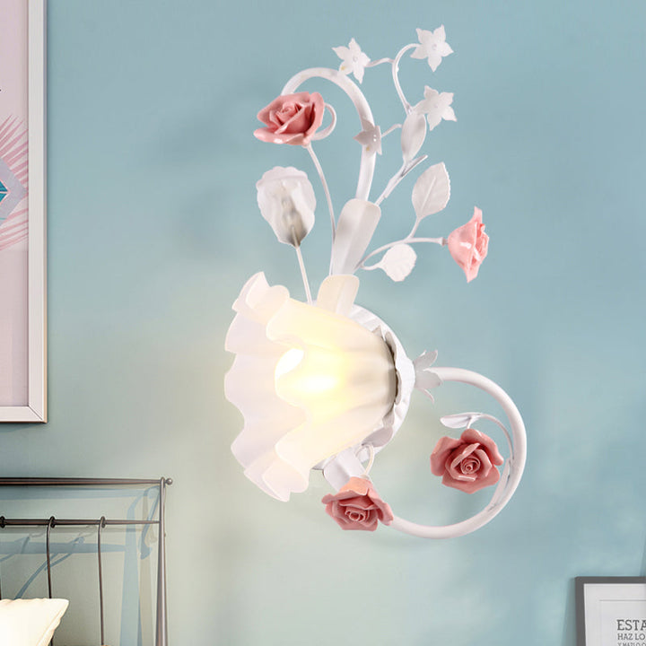 Skørter | Countryside Scalloped Wall Light 1 Lamp White Glass Wall Mounted Lamp with Pink Rose for Bedroom, Left/Right