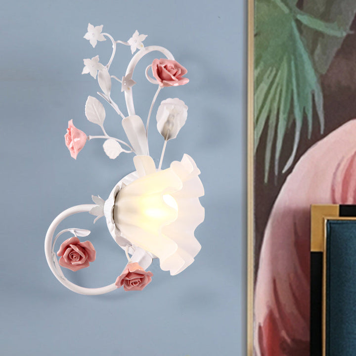Skørter | Countryside Scalloped Wall Light 1 Lamp White Glass Wall Mounted Lamp with Pink Rose for Bedroom, Left/Right