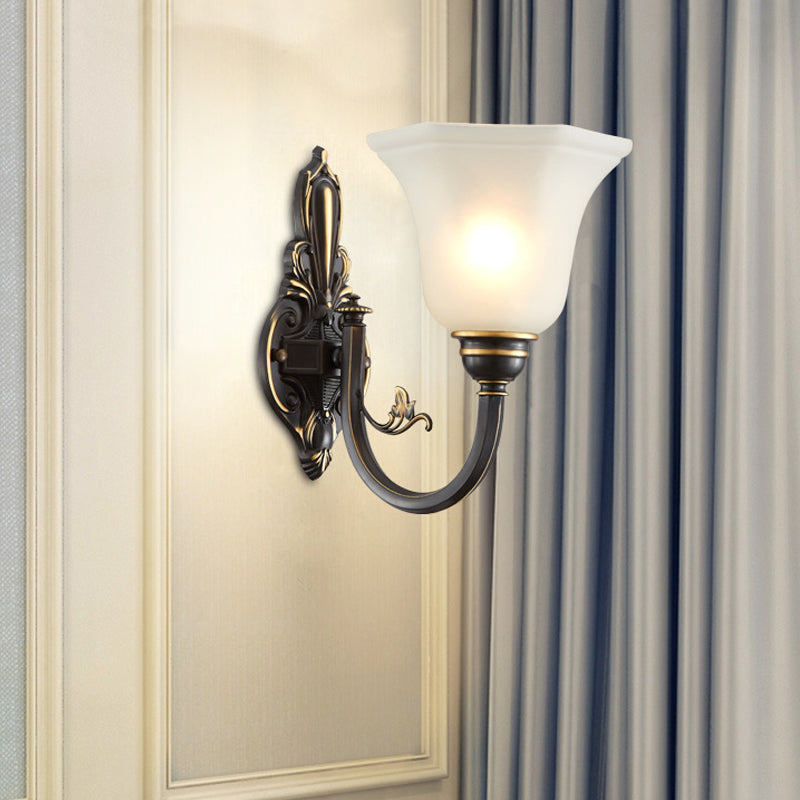 Skørter | Curved Arm Corridor Wall Lamp Traditional Metal 1/2-Cup Brass/Black and Gold Sconce Light with Carved Frosted Glass Shade