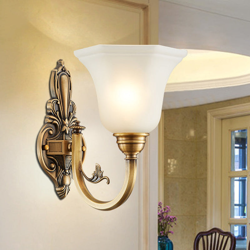 Skørter | Curved Arm Corridor Wall Lamp Traditional Metal 1/2-Cup Brass/Black and Gold Sconce Light with Carved Frosted Glass Shade
