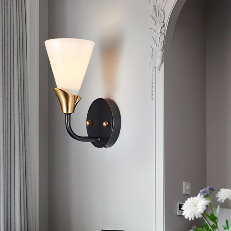 Skørter | Brass Finish 1/2-Bulb Wall-Mounted Lighting Country Style White Glass Cone-Shaped Wall Light