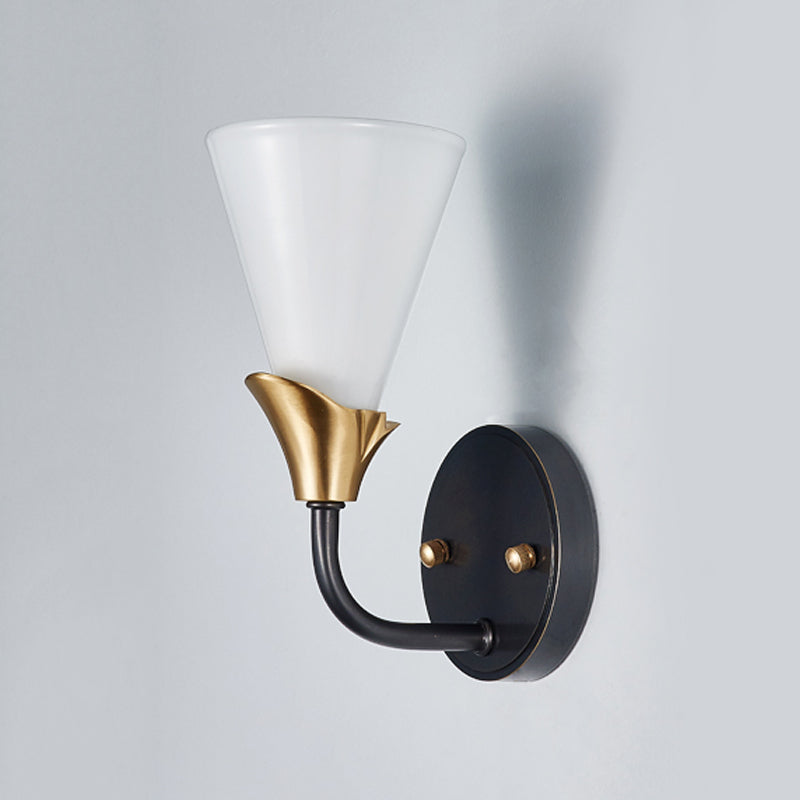 Skørter | Brass Finish 1/2-Bulb Wall-Mounted Lighting Country Style White Glass Cone-Shaped Wall Light