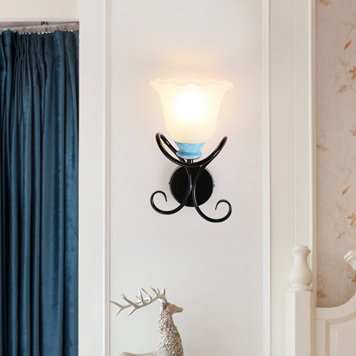 Skørter | 1 Light Frosted Glass Wall Lighting Rustic Black/Gold Expanding Hall Lamp with Twisted Arm