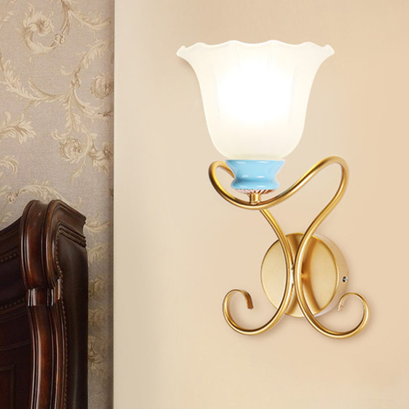 Skørter | 1 Light Frosted Glass Wall Lighting Rustic Black/Gold Expanding Hall Lamp with Twisted Arm
