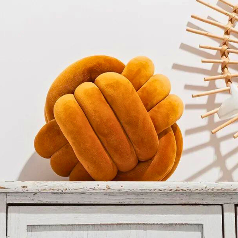 Lisslune | Scandinavian Knot Cushion made of Velvet