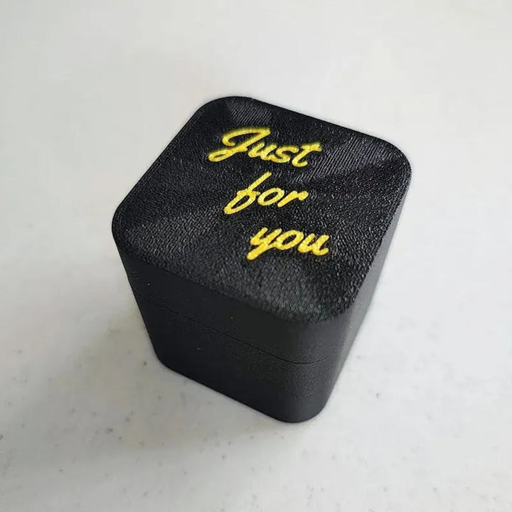 Lisslune | Middle finger in a box