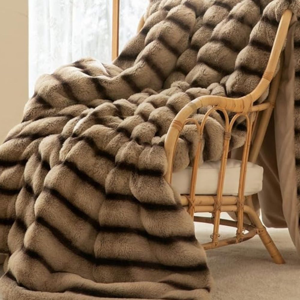 Lisslune | Ruched Synthetic Rabbit Fur Blanket
