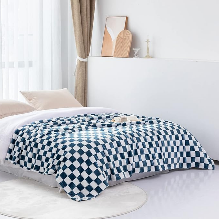 Lisslune | Stylish blanket in checkered pattern for your home