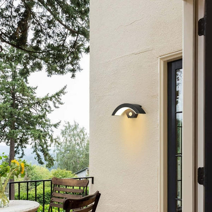 Lisslune | EyeGlow adjustable wall lamp – elegant minimalist design