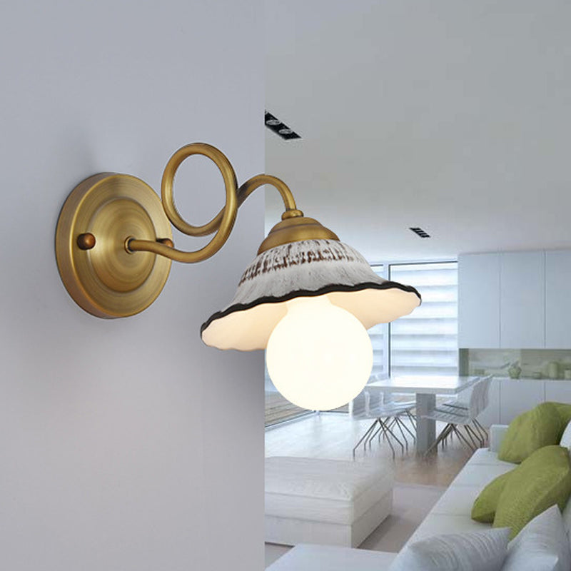 Skørter | Antiqued Scalloped Saucer Wall Lamp Ideas 1 Head Ceramic Wall Mount Fixture with Twisted Brass Arm