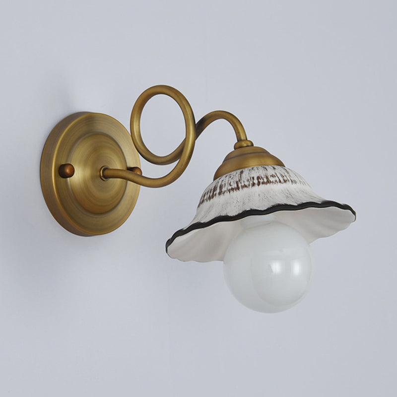 Skørter | Antiqued Scalloped Saucer Wall Lamp Ideas 1 Head Ceramic Wall Mount Fixture with Twisted Brass Arm