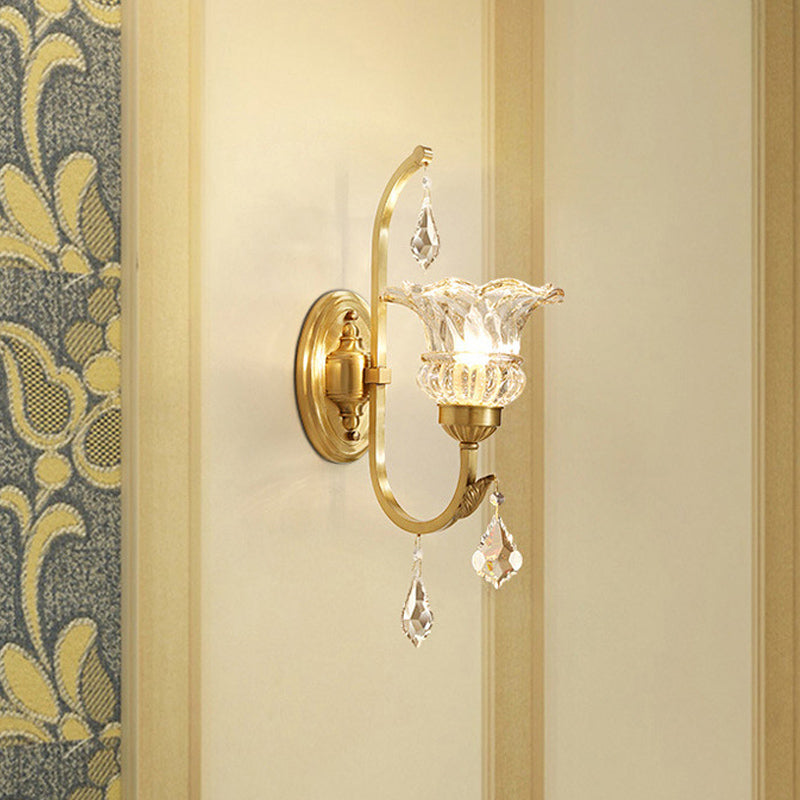Skørter | Fluted Crystal Wall Mounted Light Fixture Classic 1 Head Dining Room Wall Lamps in Gold with Curved Arm