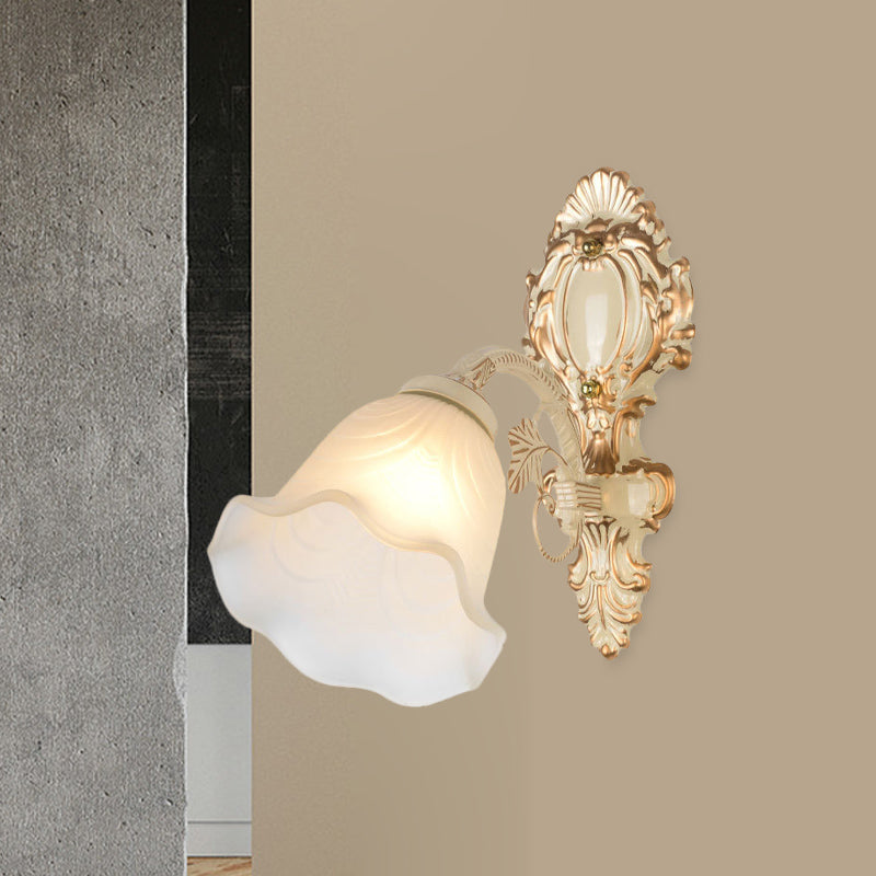 Skørter | Floral Frosted Glass Wall Lamp Vintage 1 Bulb Bedroom Wall Mount Lighting Fixture in Beige