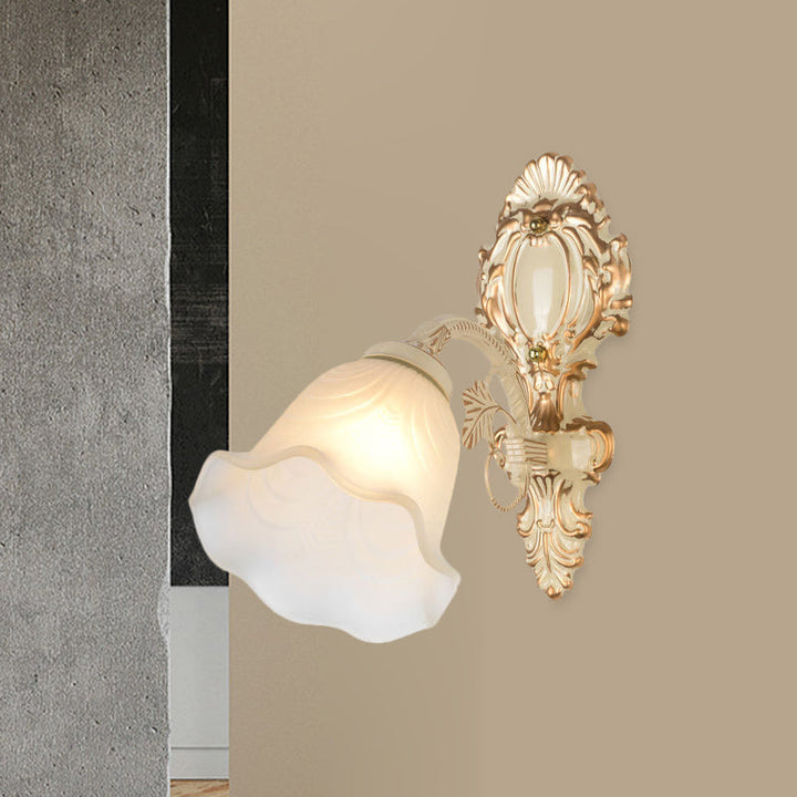 Skørter | Floral Frosted Glass Wall Lamp Vintage 1 Bulb Bedroom Wall Mount Lighting Fixture in Beige