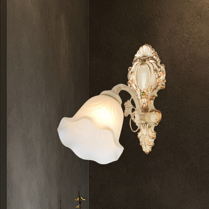 Skørter | Floral Frosted Glass Wall Lamp Vintage 1 Bulb Bedroom Wall Mount Lighting Fixture in Beige