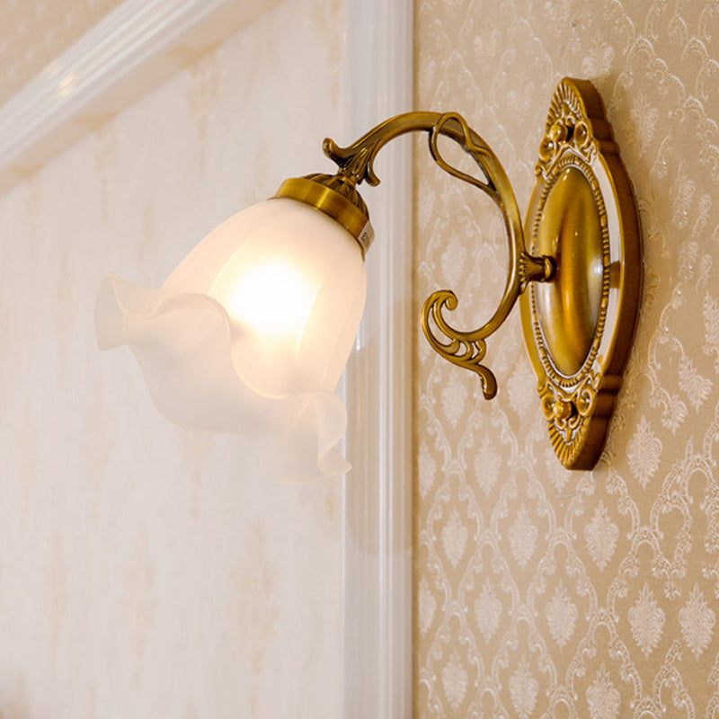 Skørter | 1 Light Opal Glass Wall Lighting Idea Traditional Brass/Bronze Finish Flower Indoor Wall Lamp