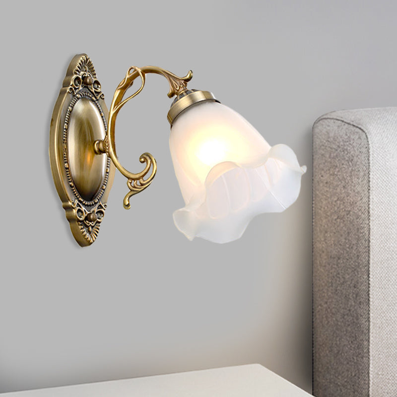 Skørter | 1 Light Opal Glass Wall Lighting Idea Traditional Brass/Bronze Finish Flower Indoor Wall Lamp