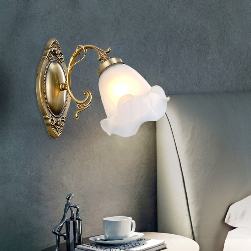 Skørter | 1 Light Opal Glass Wall Lighting Idea Traditional Brass/Bronze Finish Flower Indoor Wall Lamp