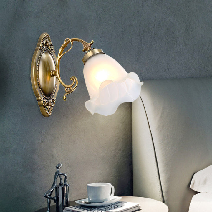 Skørter | 1 Light Opal Glass Wall Lighting Idea Traditional Brass/Bronze Finish Flower Indoor Wall Lamp