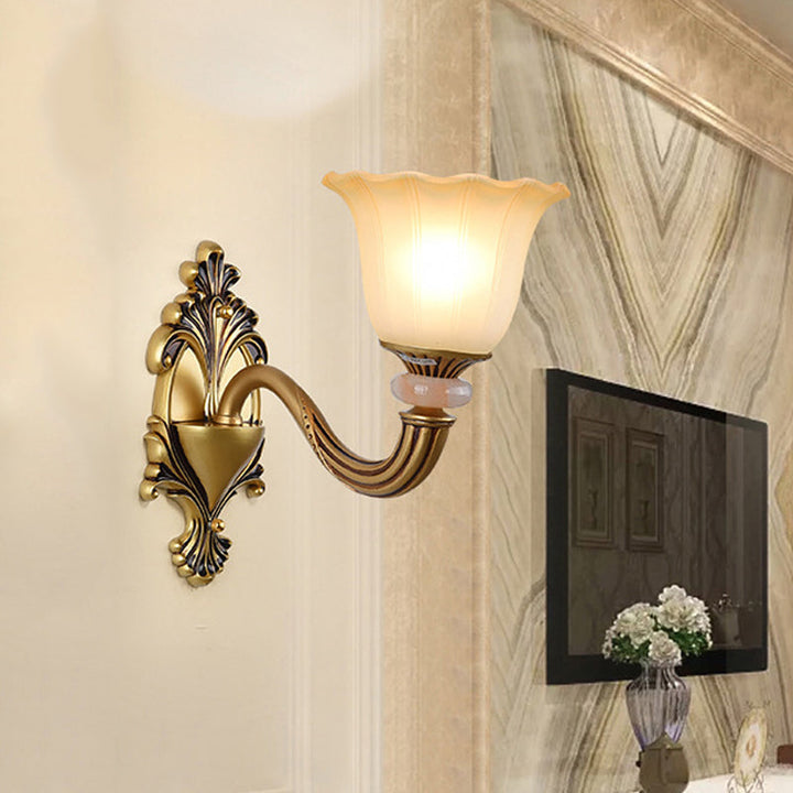 Skørter | 1/2-Head Wall Lamp Traditional Flower Shape Opal Glass Top Wall Mount Light Fixture in Brass