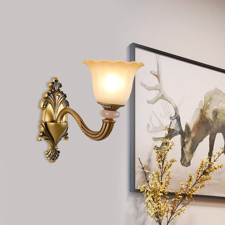 Skørter | 1/2-Head Wall Lamp Traditional Flower Shape Opal Glass Top Wall Mount Light Fixture in Brass