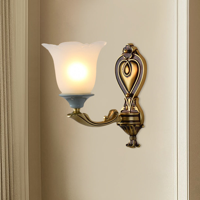 Skørter | 1/2-Head Wall Lamp Traditional Flower Shape Opal Glass Top Wall Mount Light Fixture in Brass