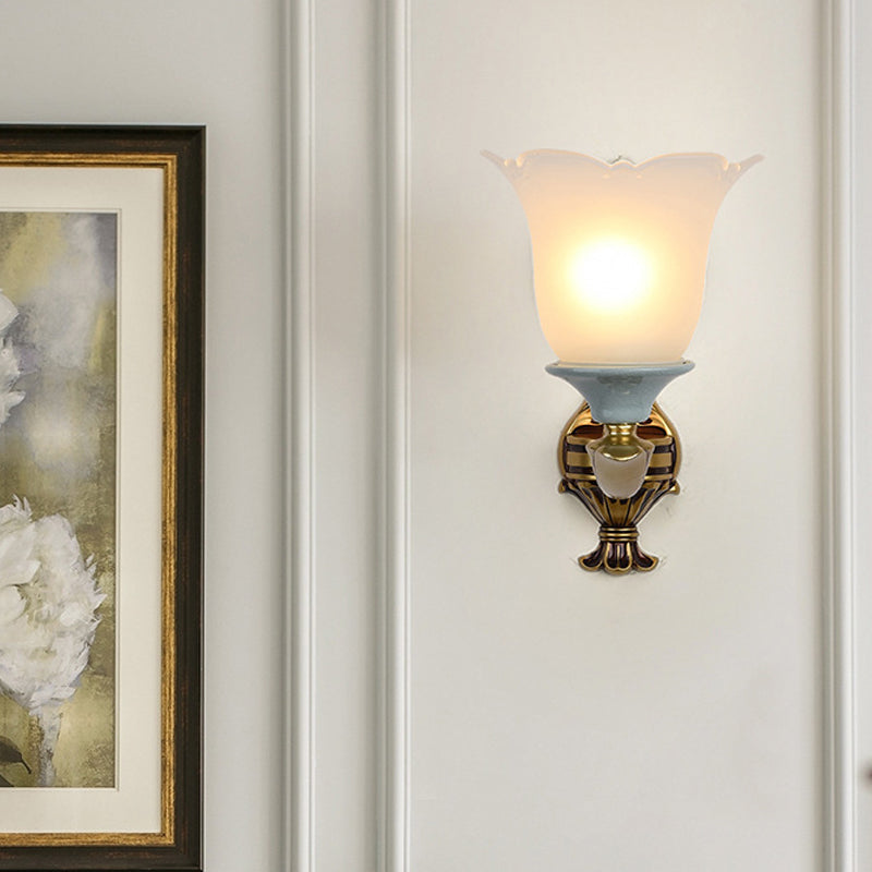 Skørter | 1/2-Head Wall Lamp Traditional Flower Shape Opal Glass Top Wall Mount Light Fixture in Brass