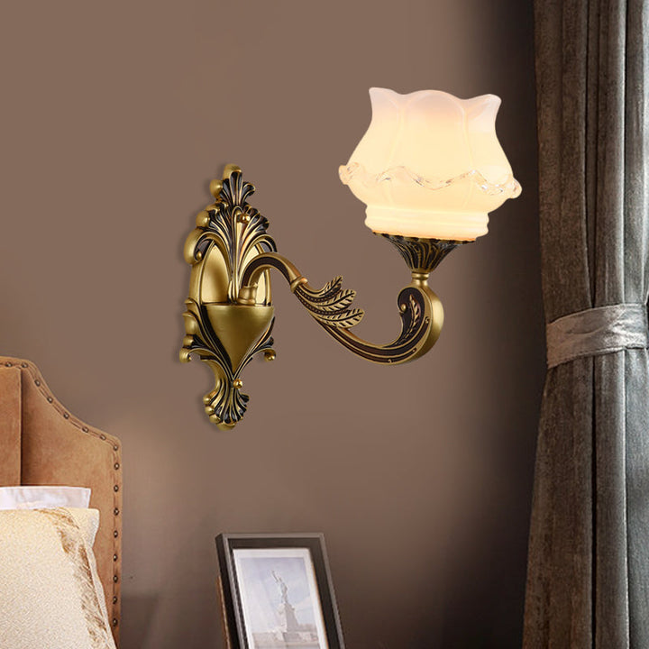 Skørter | Vintage Curved Arm Wall Lighting Idea 1/2-Ball Metal Wall Lamp in Brass with Floral Milk Glass Shade
