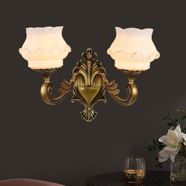 Skørter | Vintage Curved Arm Wall Lighting Idea 1/2-Ball Metal Wall Lamp in Brass with Floral Milk Glass Shade