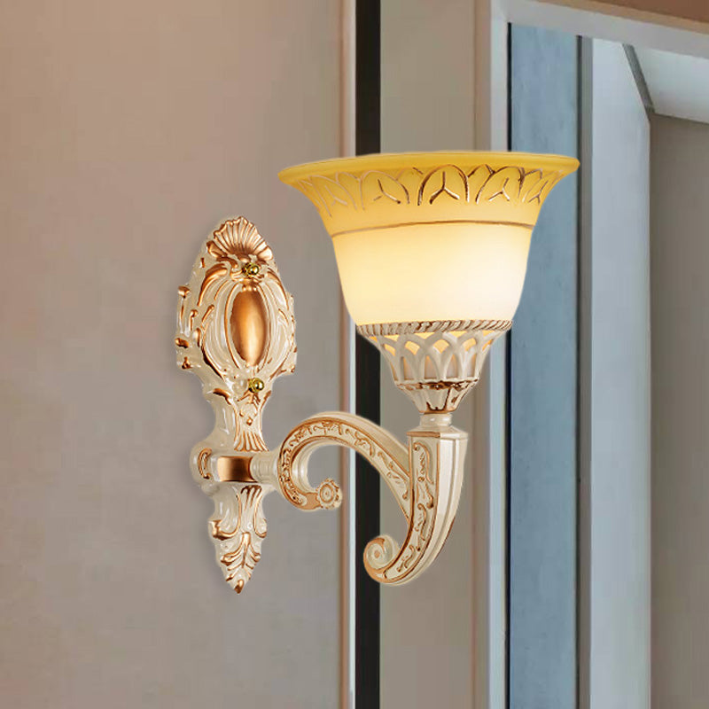 Skørter | Curved Arm Metal Wall Lamp Vintage 1/2-Cup Living Room Wall Lamp with Wide Beige Glass Shade